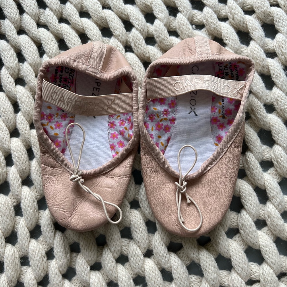 Capezio girls ballet slippers Ballet Pink, 10 Little Kid